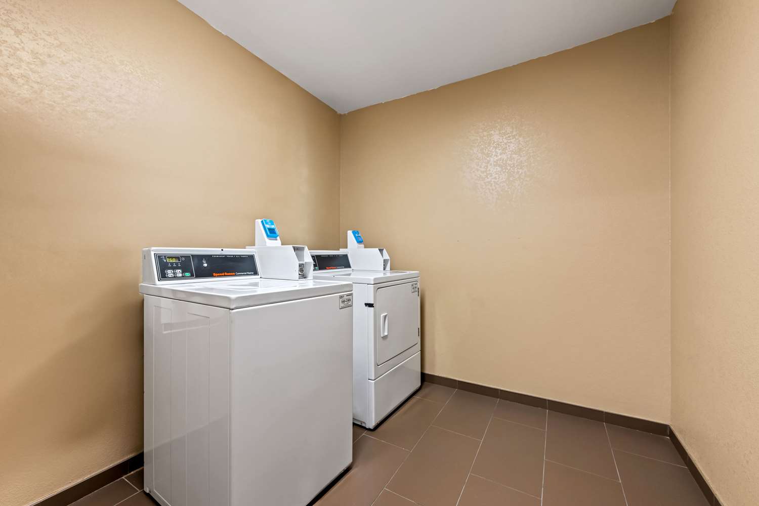Comfort Suites CS-SU Cullman I-65 Exit 310 11/33