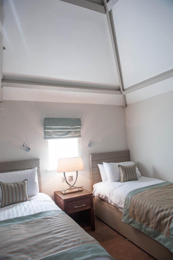 Cottage, King and Twin Beds, Sofa