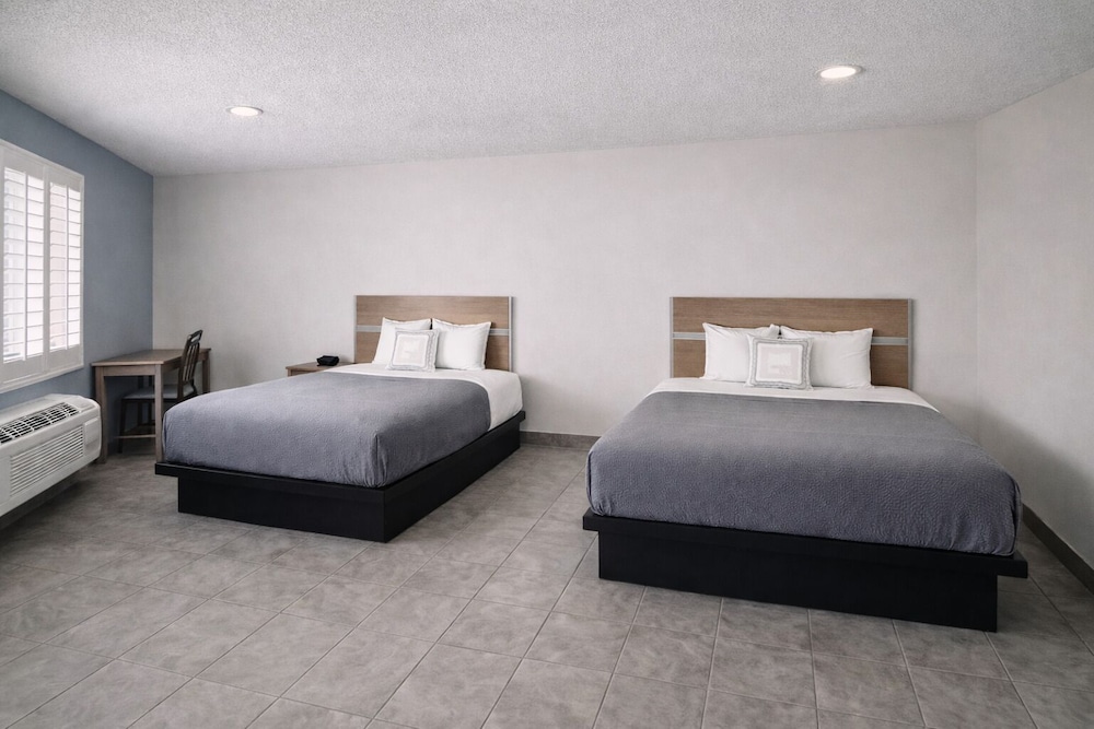 Super 8 by Wyndham Bakersfield CA 28/48