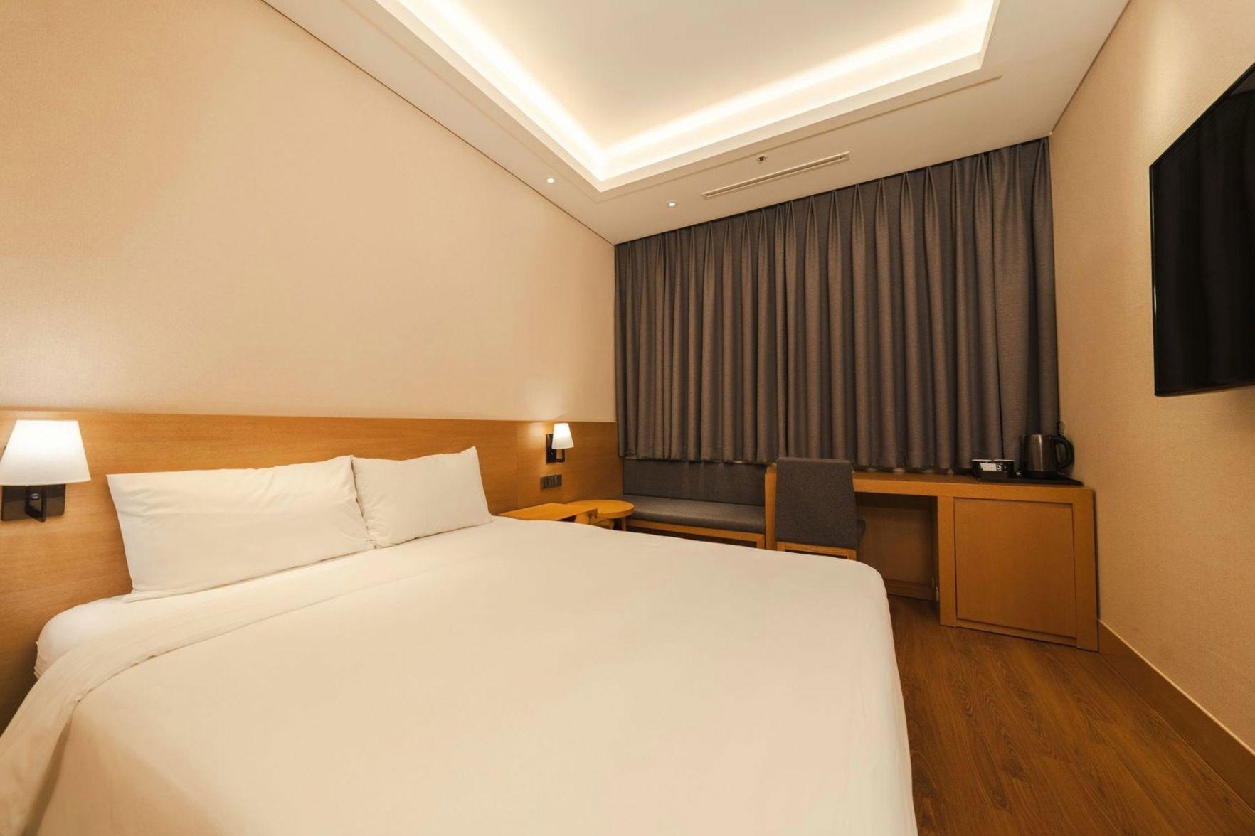 Studio, Double Bed, No Window, Low Floor