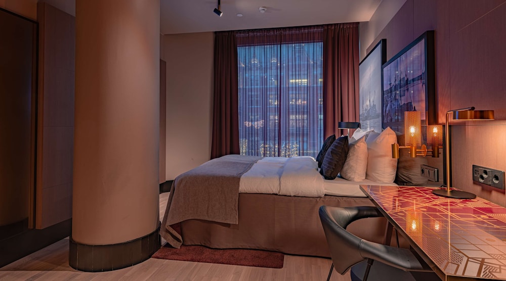 GRAND, KING BED