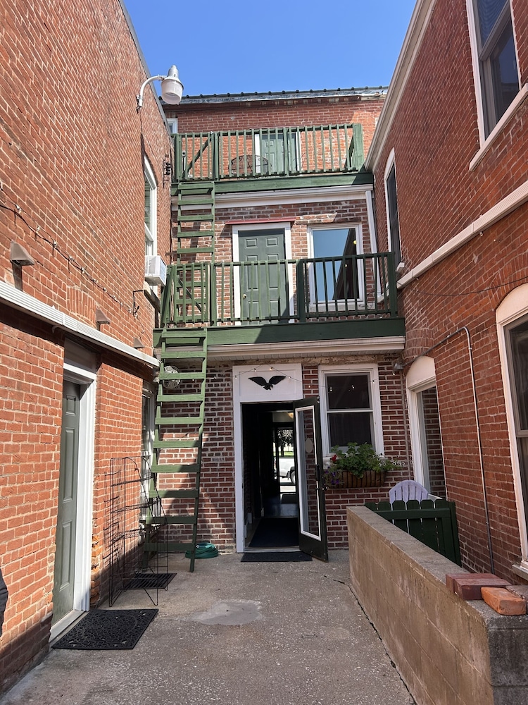 William Watson Hotel 42/49