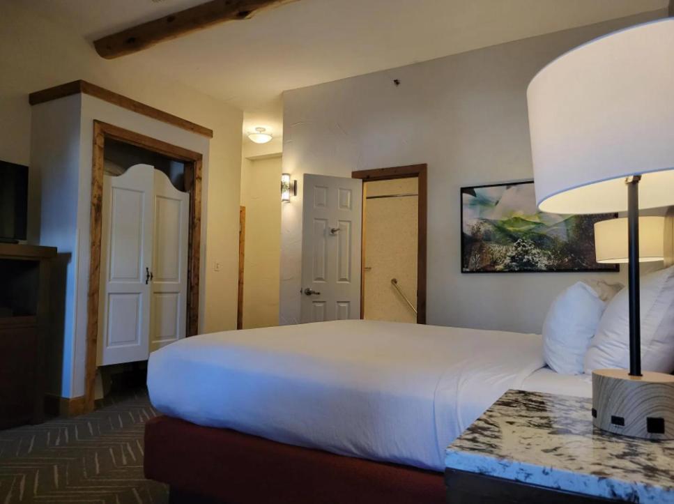 Lodge, King Bed
