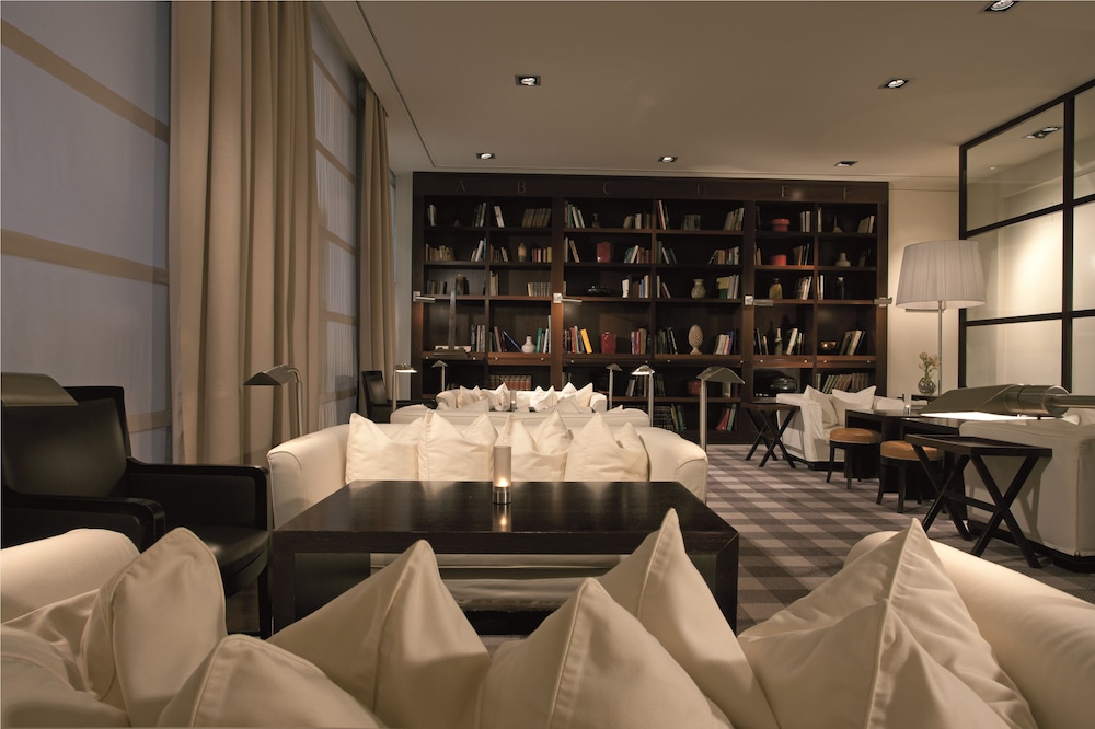 Gallery Art Hotel 36/39