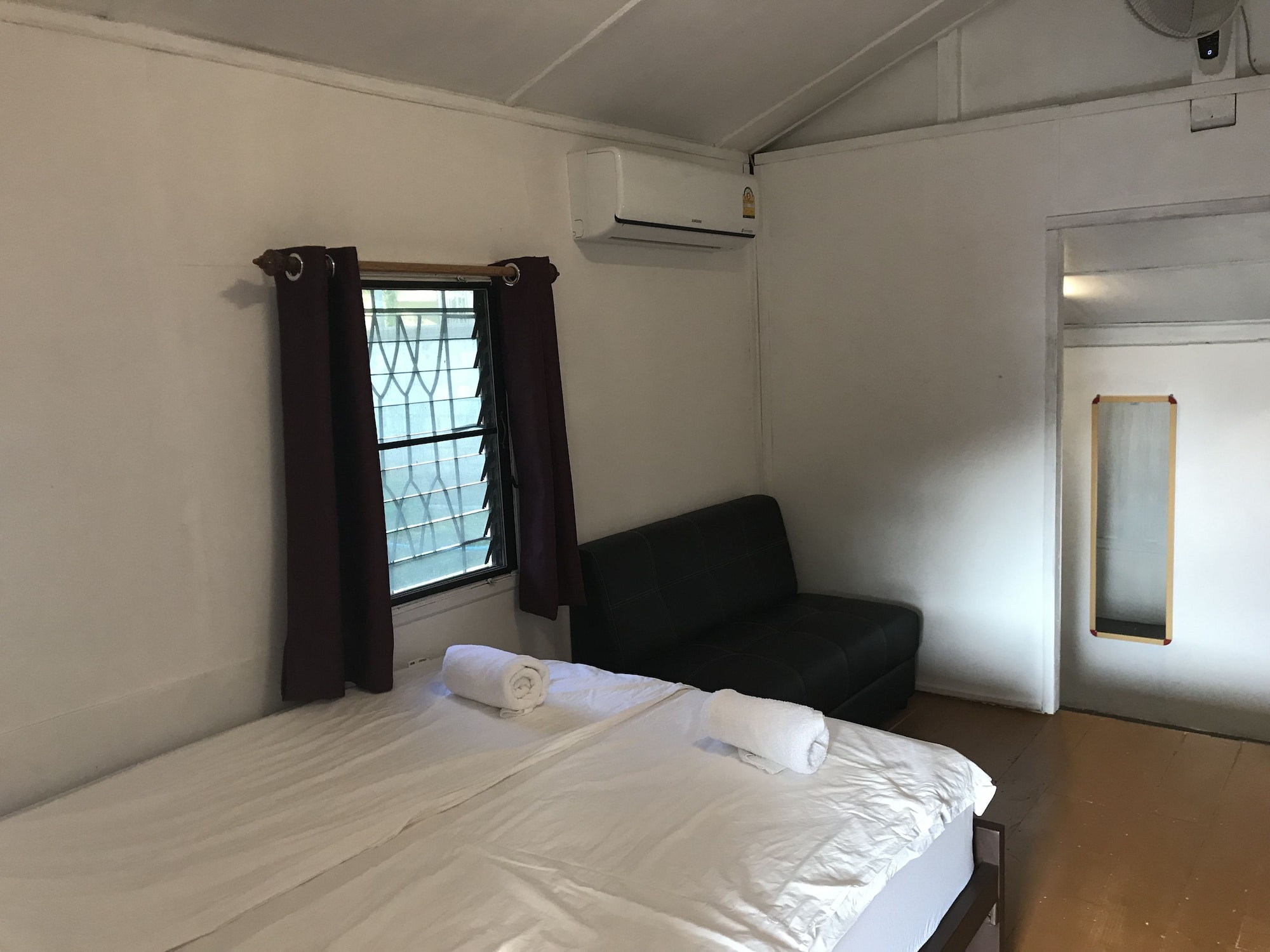 BUNGALOW, QUEEN BED