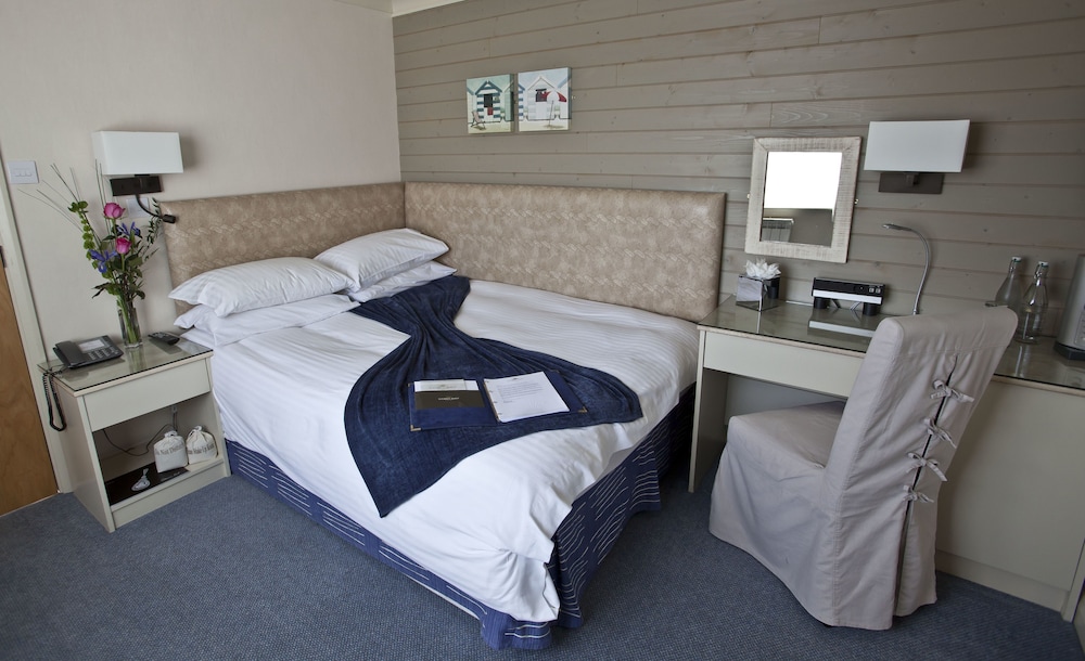 Cobo Bay Hotel 8/45