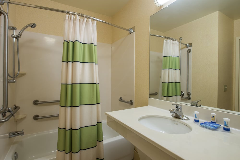 Fairfield Inn And Suites By Marriott Greenwood 16/47