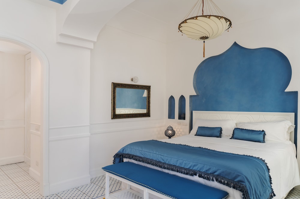 DELUXE, DOUBLE OR TWIN BED, SEA VIEW, JETTED TUB