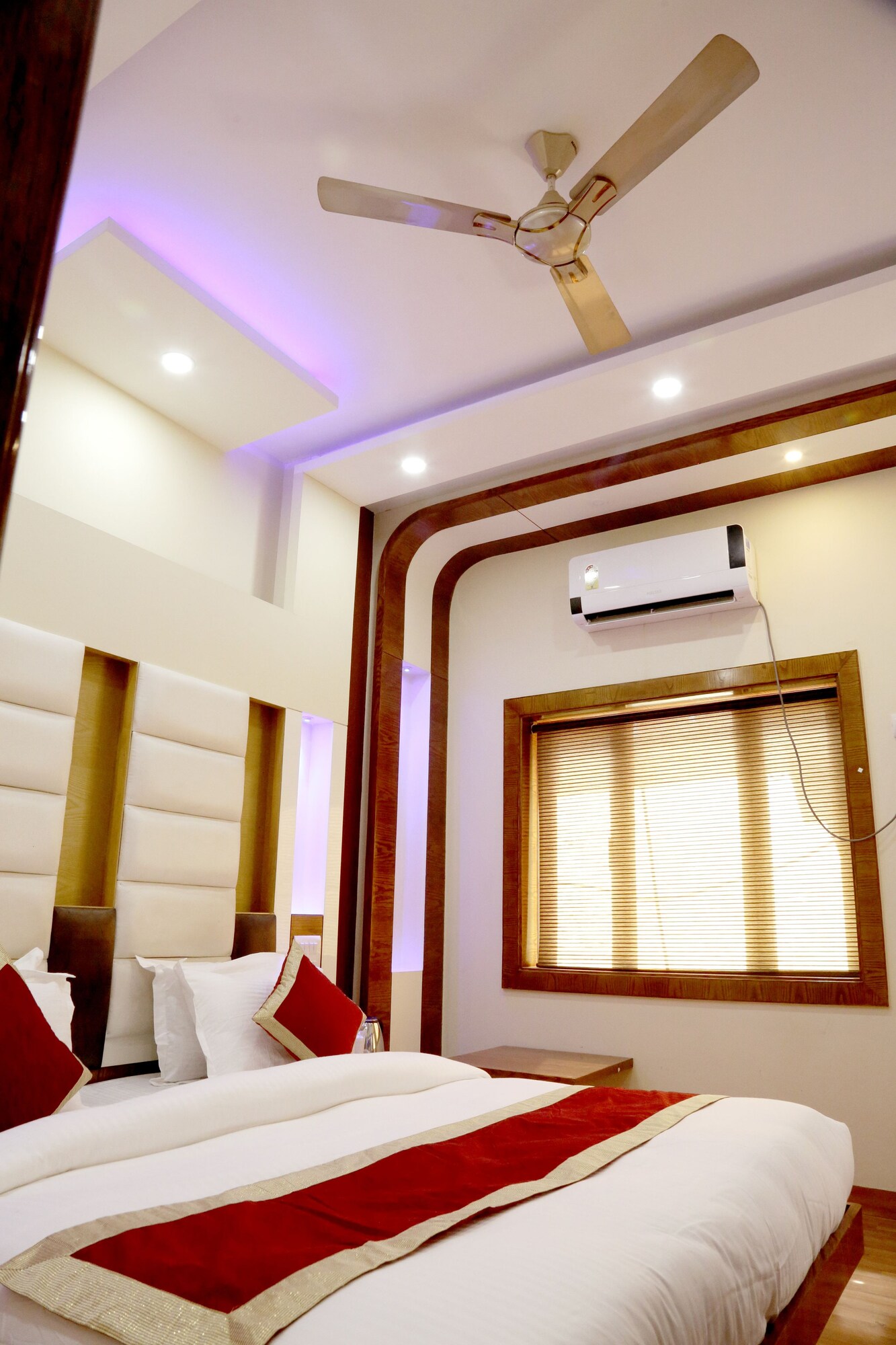 Super, Deluxe, Queen Bed