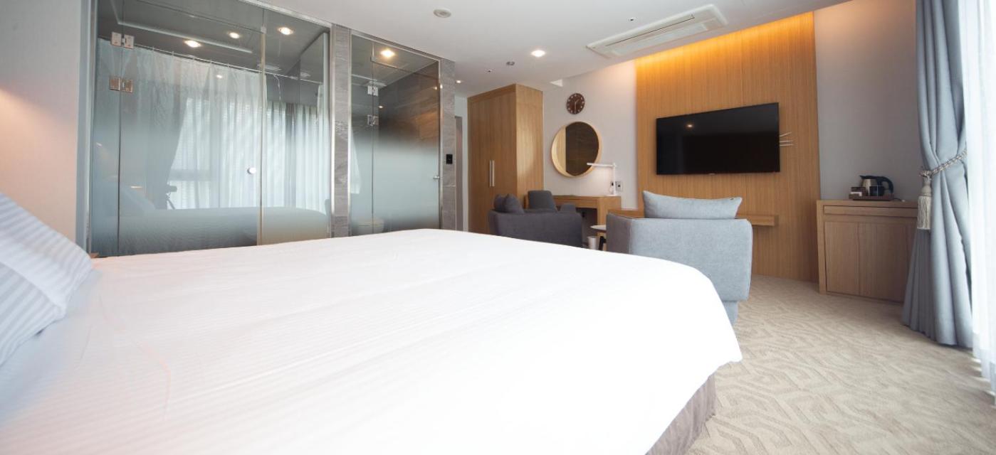 DELUXE, DOUBLE BED