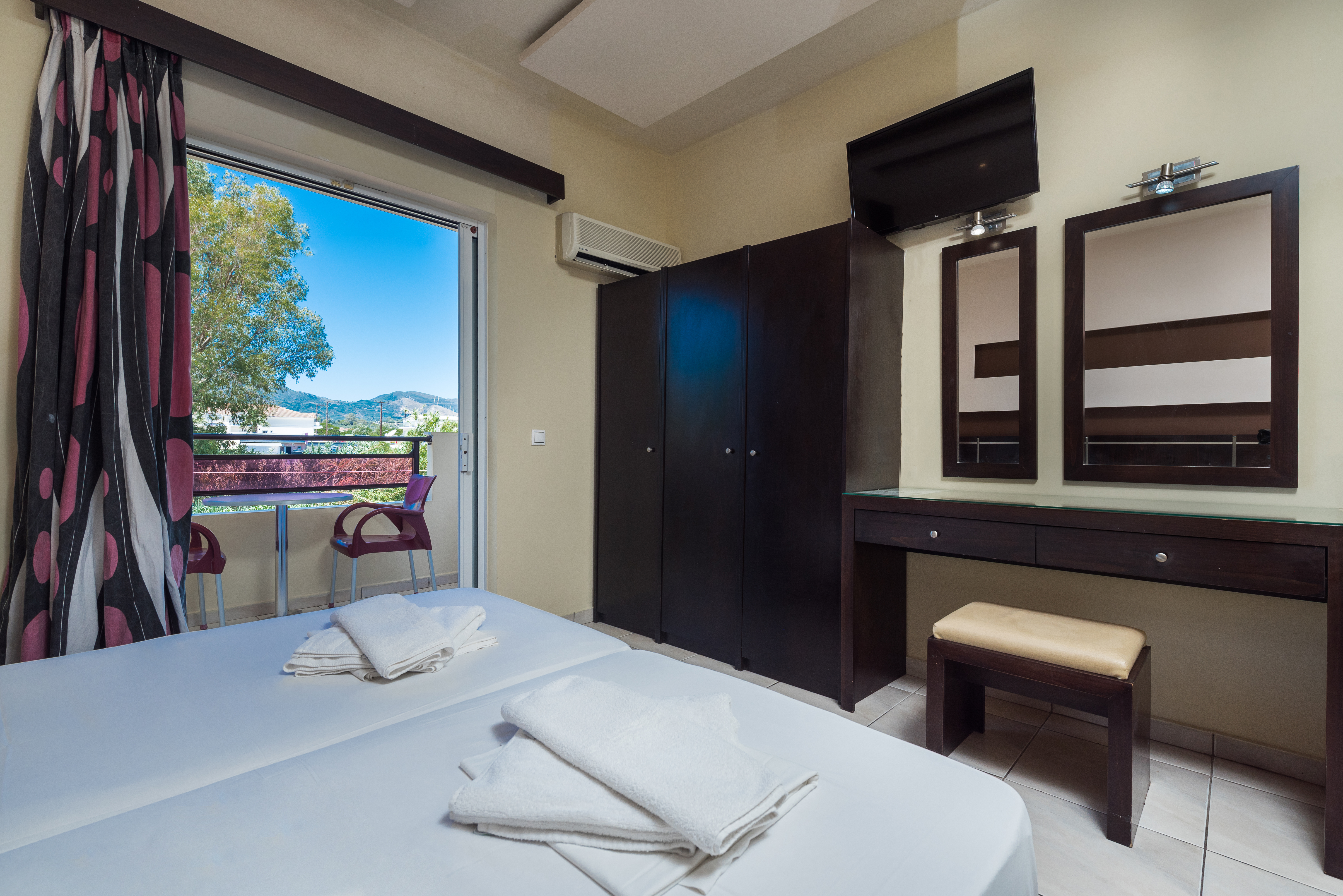 Classic, Twin Beds, Land View