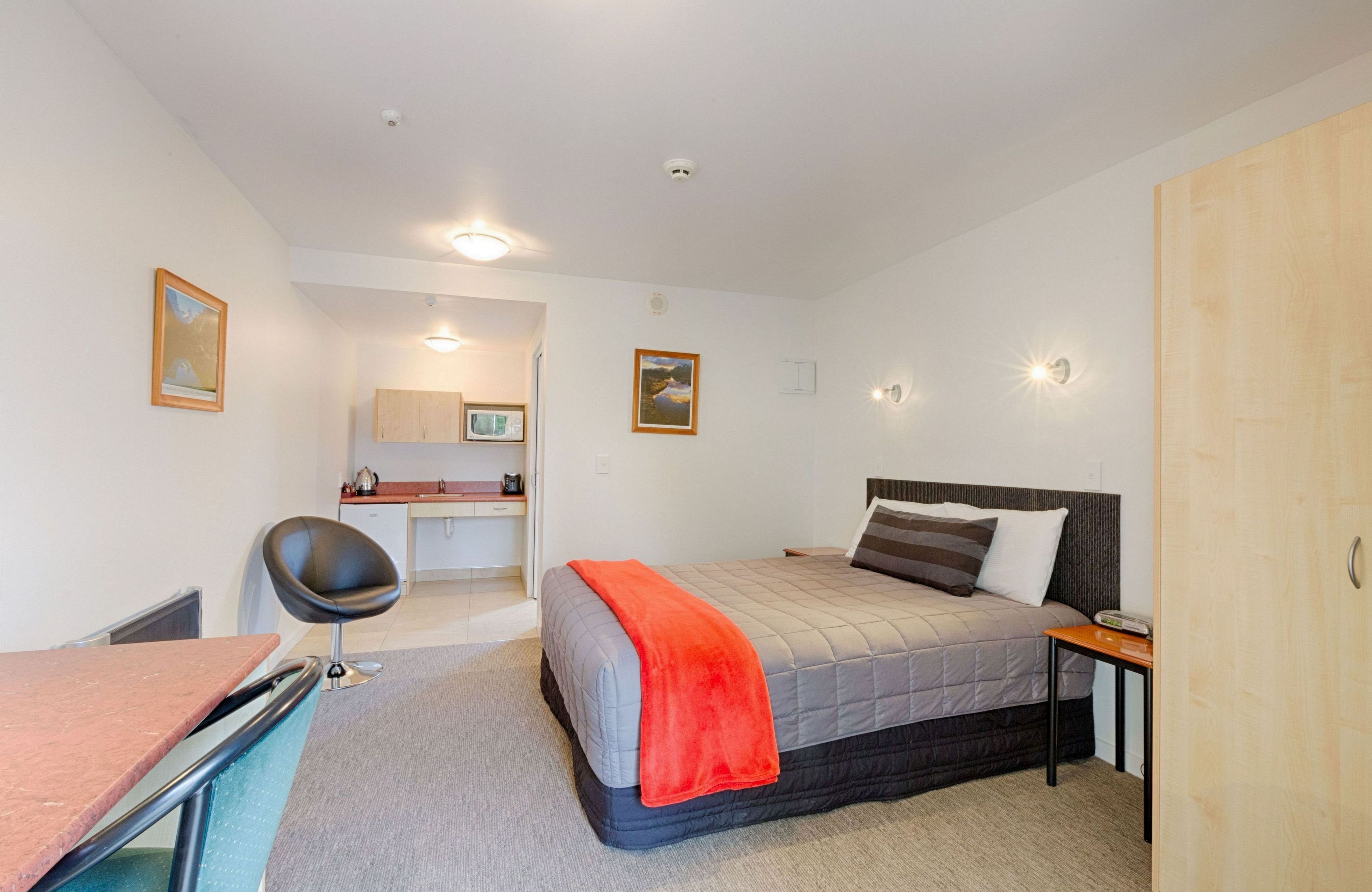 Studio, Queen Bed