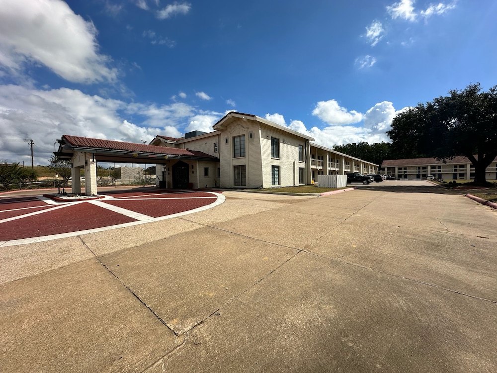 Super 8 by Wyndham Nacogdoches Near University 45/58