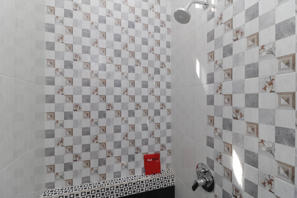 Reddoorz Plus Near Rs Royal Prima 14/17
