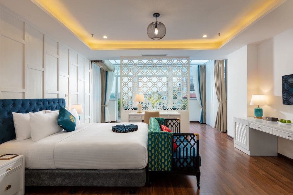 Grand, Studio, Suite, King Bed, City View