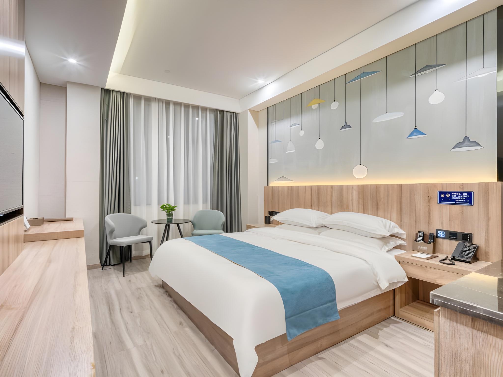 BUSINESS, QUEEN BED