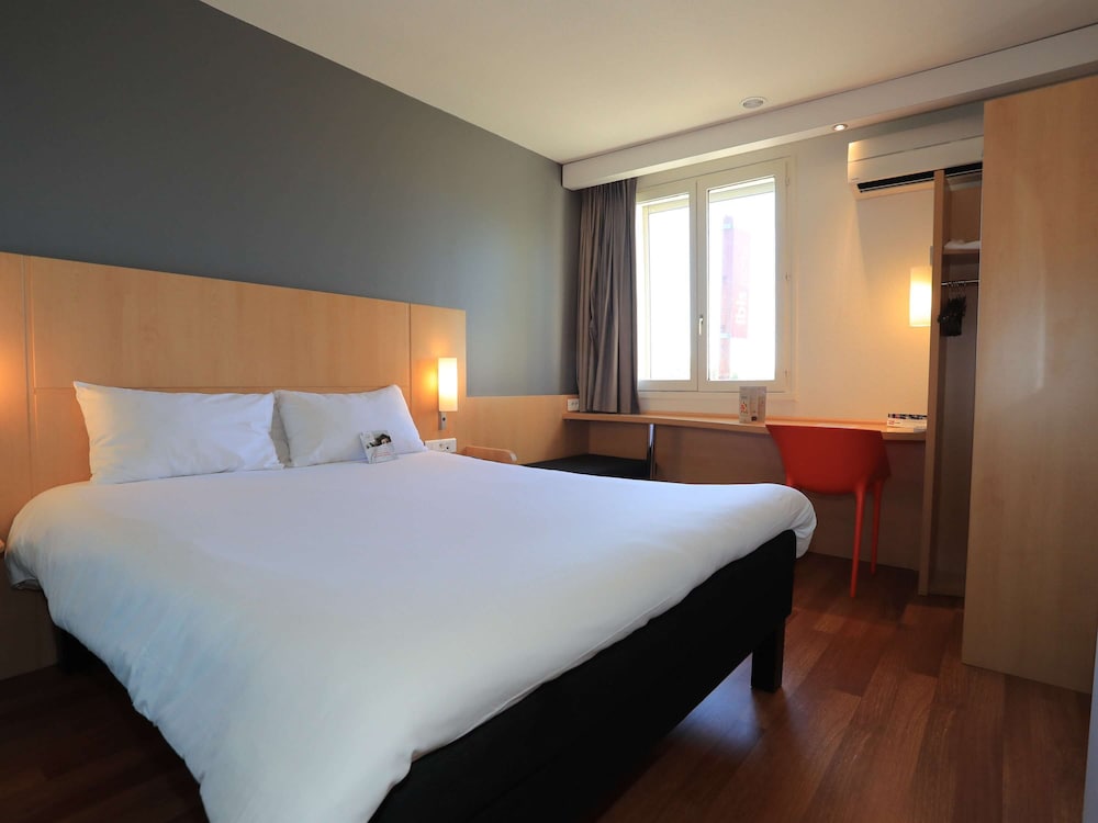 Ibis Aurillac 8/63