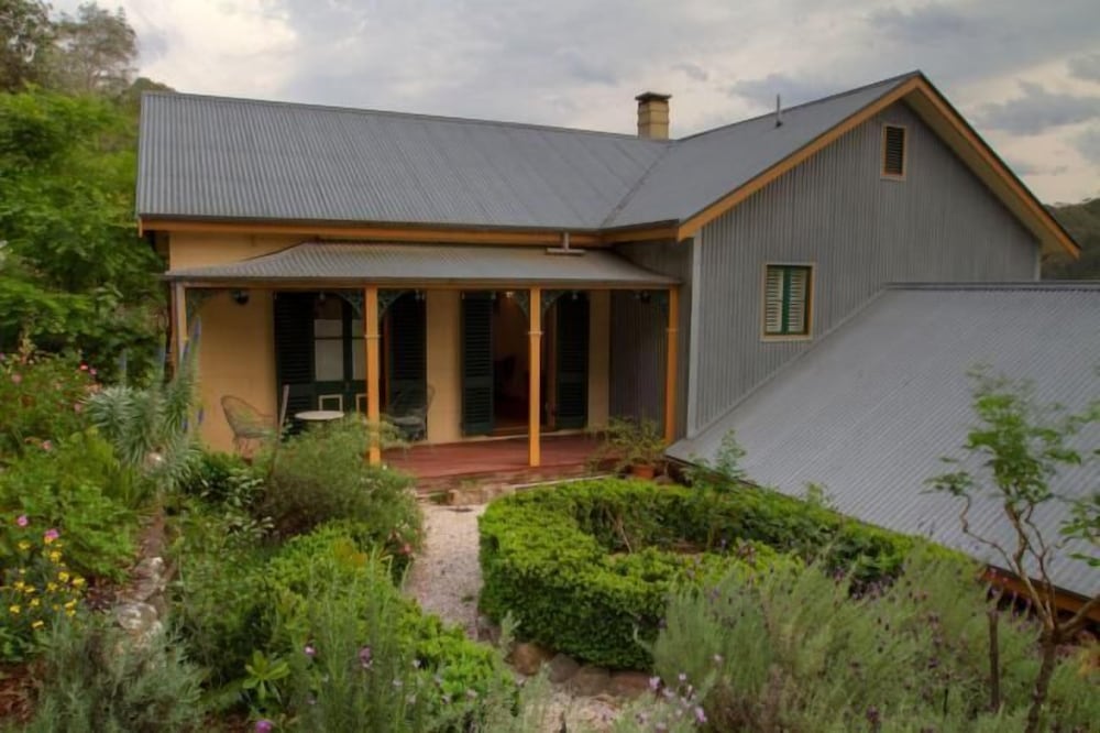 Tizzana Winery Bed & Breakfast 1/10