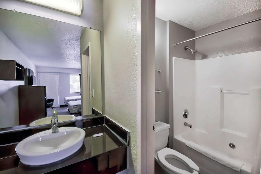 Motel6 Warren, MI - Detroit East 52/54
