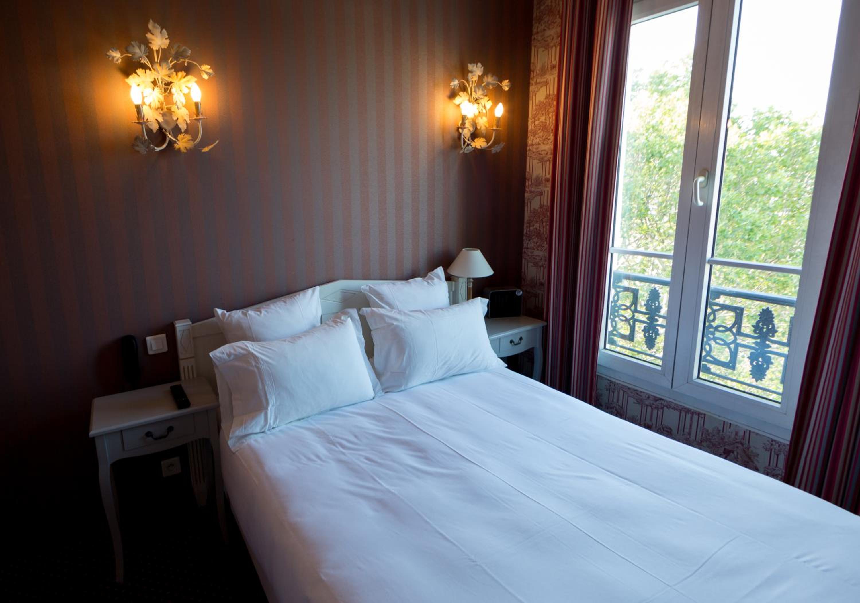 Deluxe, Double or Twin Bed, Partial Eiffel Tower or Sacre Coeur View
