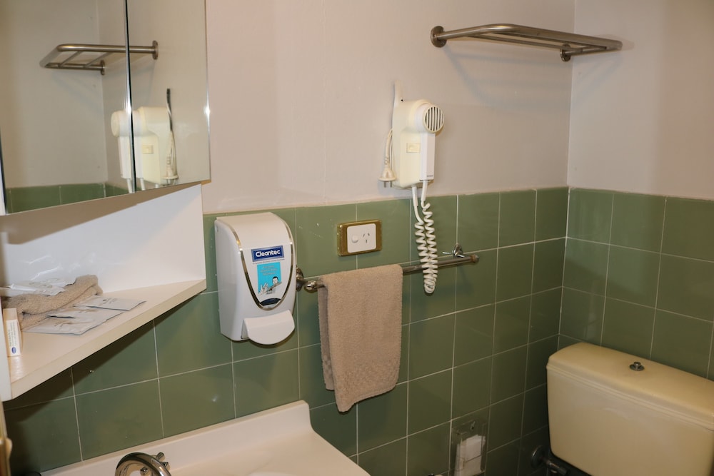 غرفة عائلية بسرير مزدوج وسريرين منفصلين