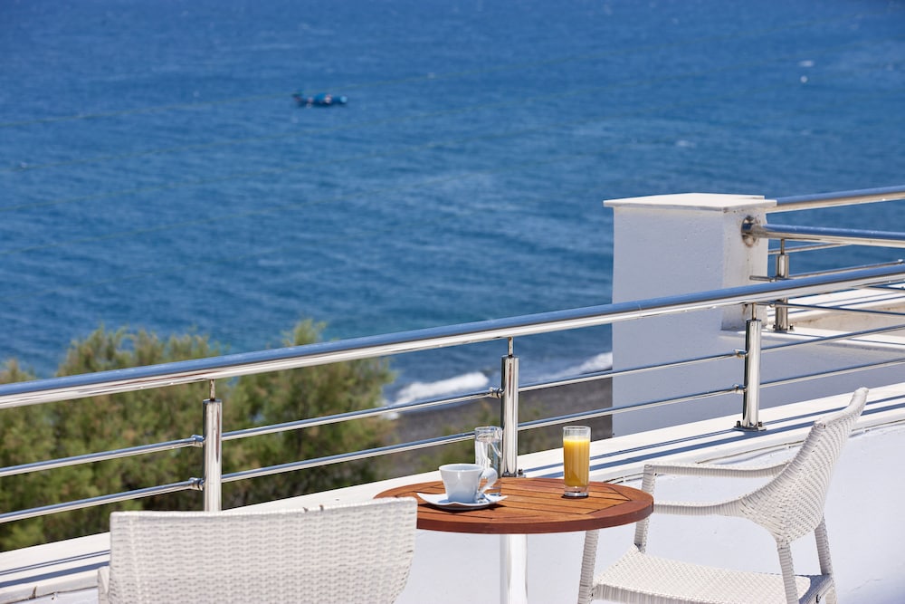 Alesahne Beach Hotel 66/74