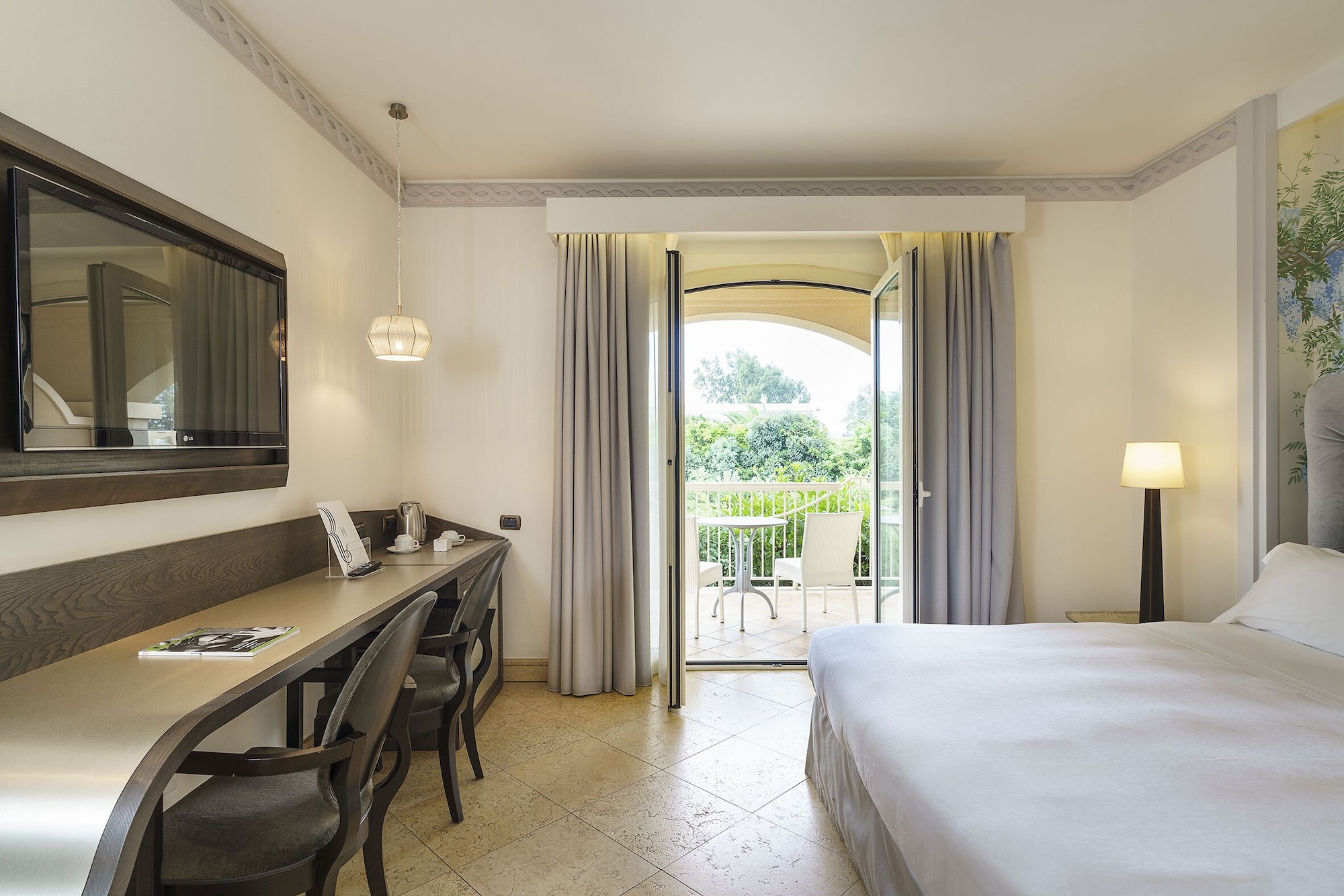 DELUXE, DOUBLE OR TWIN BED