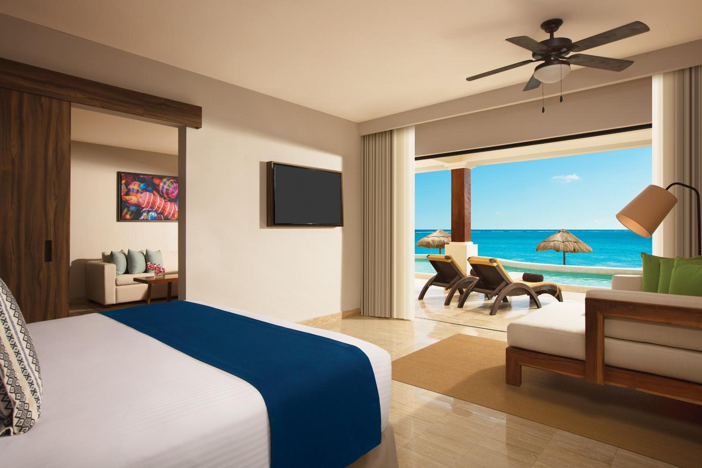 Preferred Club, Swim Out, Master, Suite, King Bed, Beach Front