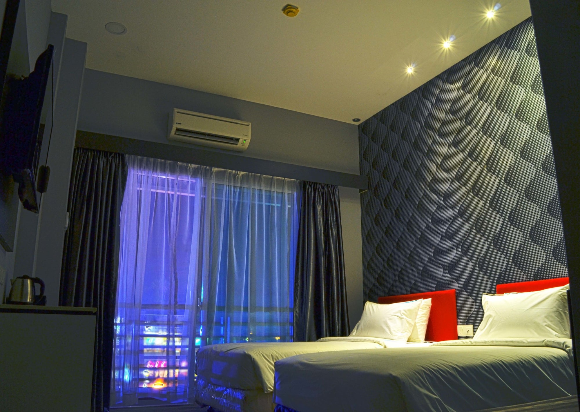 Deluxe, Twin Beds, Street View
