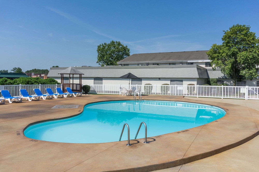 Days Inn by Wyndham Columbus East Airport 1/22