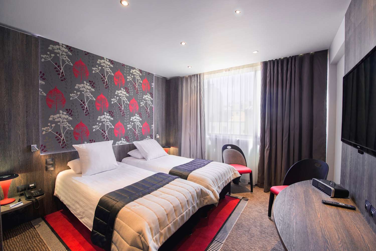 Super, Convertible Double Bed, City View