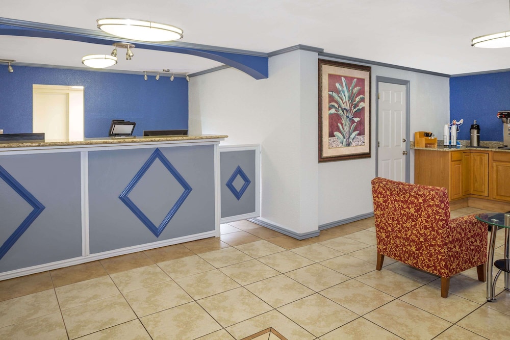 Travelodge by Wyndham Fort Myers North 8/36