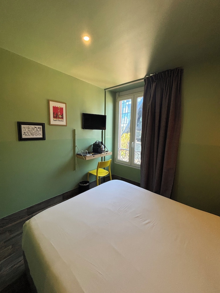 ROOM, DOUBLE BED