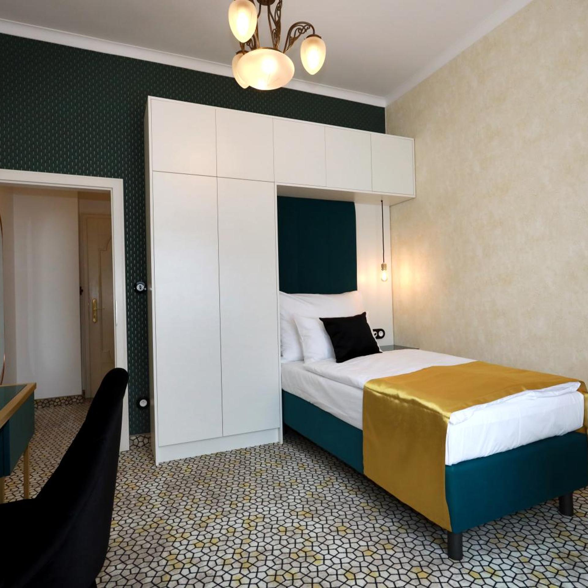 ROOM, SINGLE