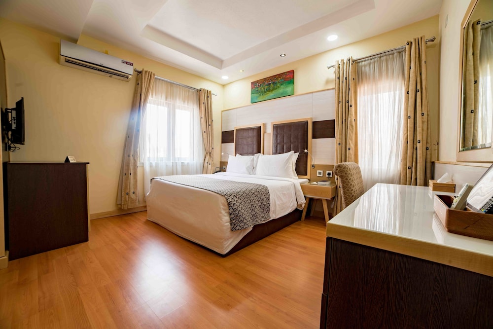 STUDIO, KING BED