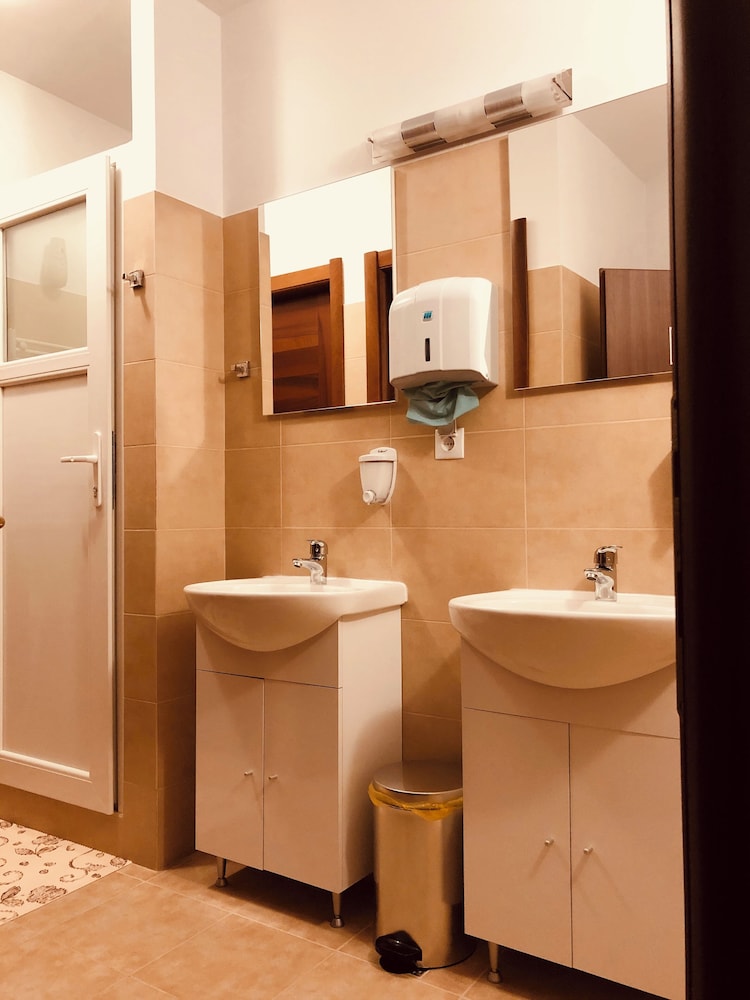 ROOM, TWIN BEDS, SHARED BATHROOM