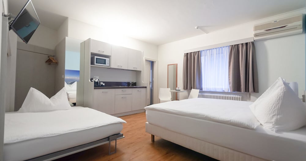 studio, kitchenette