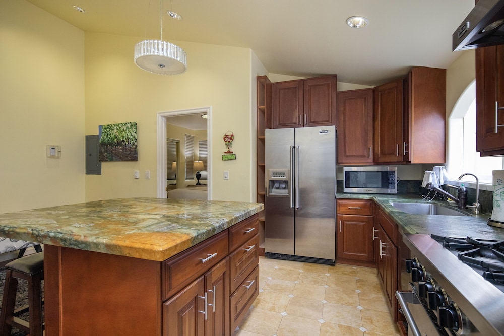 Vendange Carmel Inn and Suites 10/55