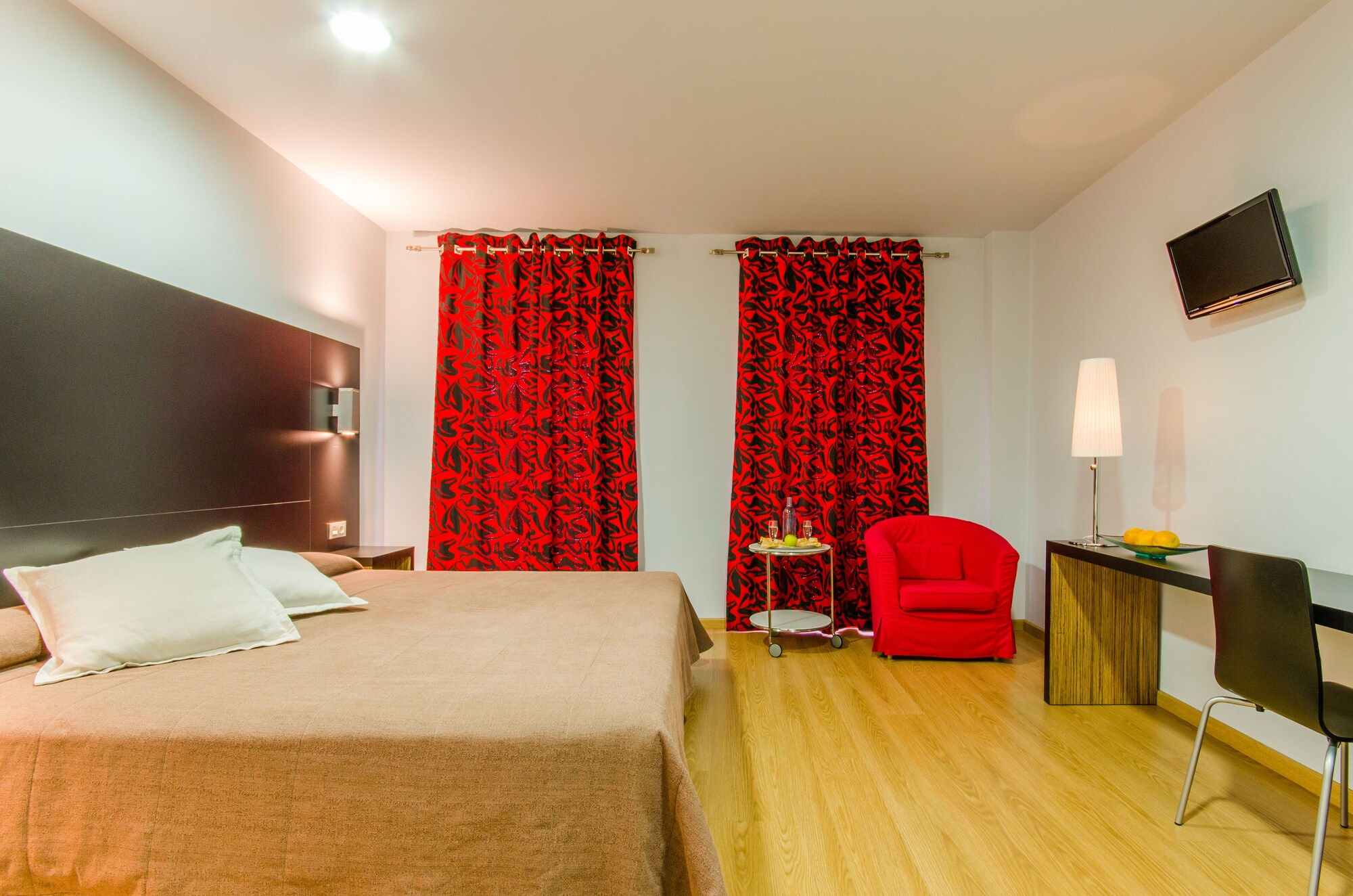 ROOM, SINGLE
