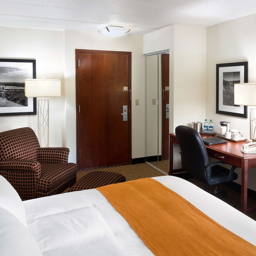 Radisson Hotel Bismarck 8/44