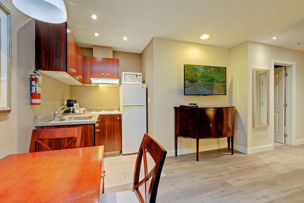 Red Lion Inn & Suites 59/69