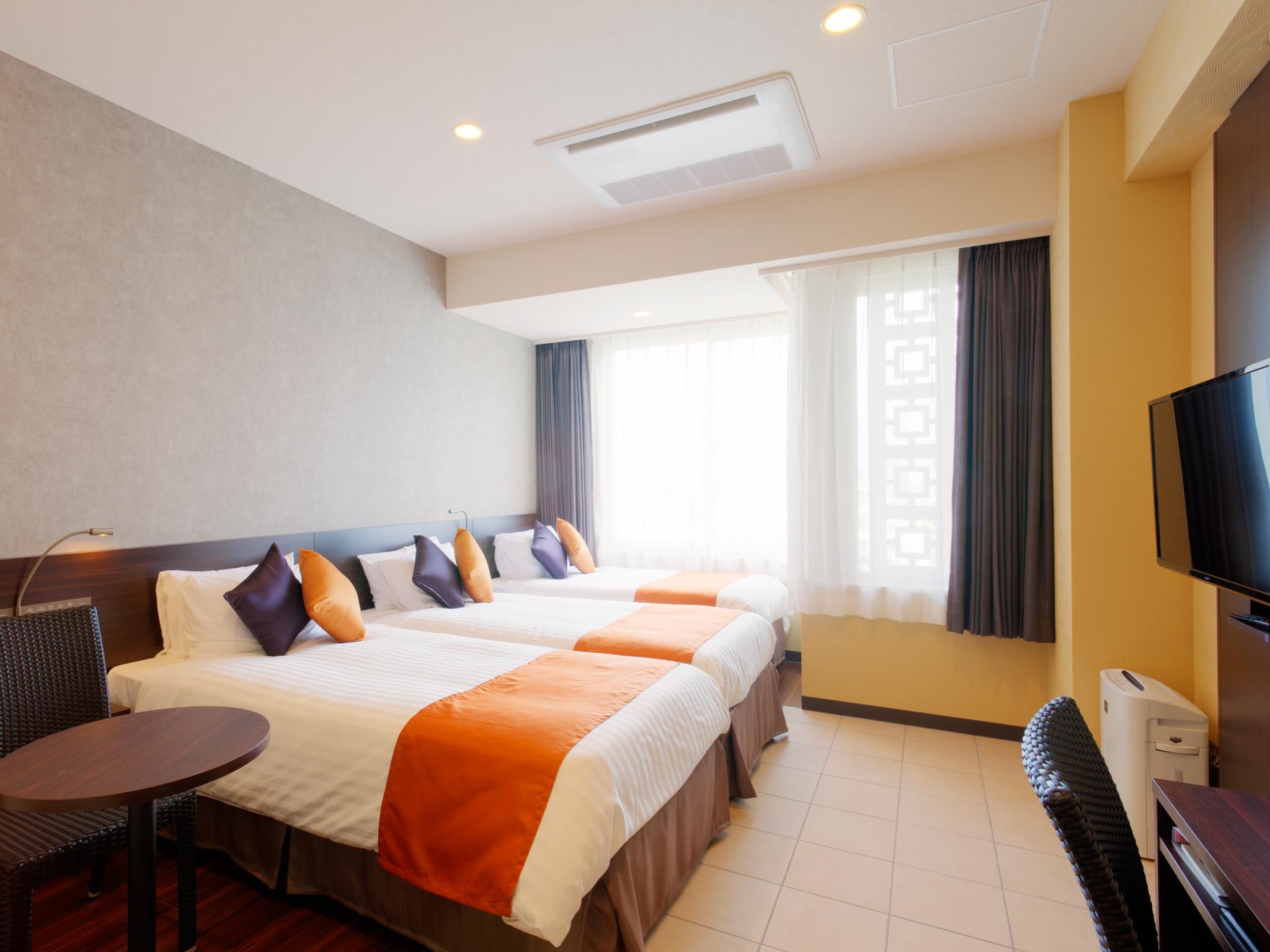 Hollywood, Twin Beds, 3 Beds
