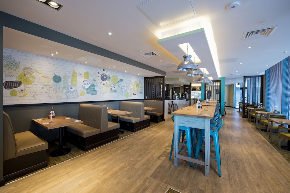 Premier Inn Manchester Salford Media City Hotel 24/44