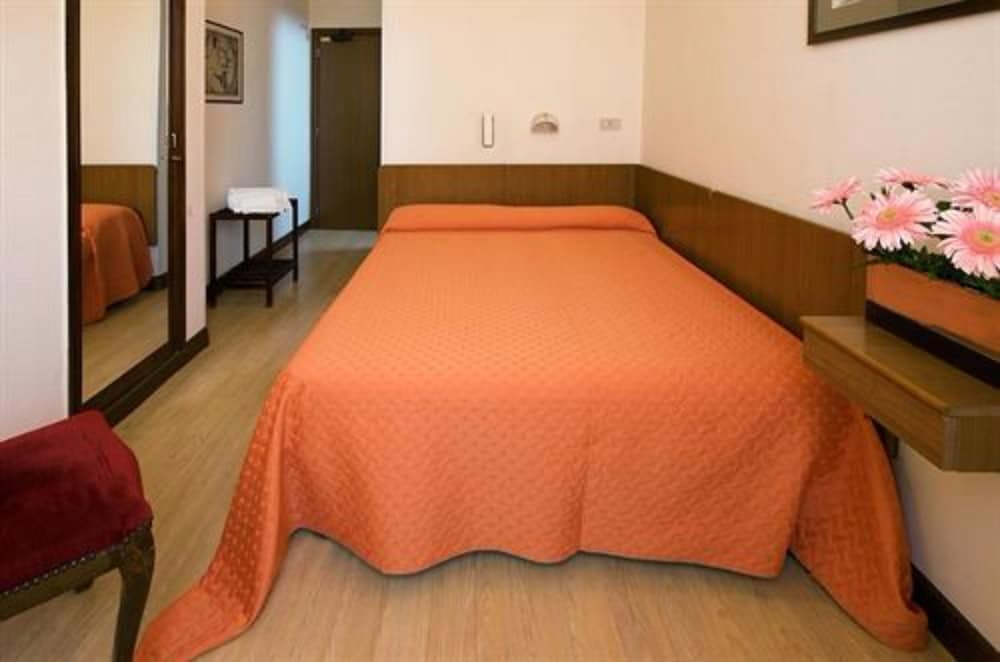ROOM, SINGLE