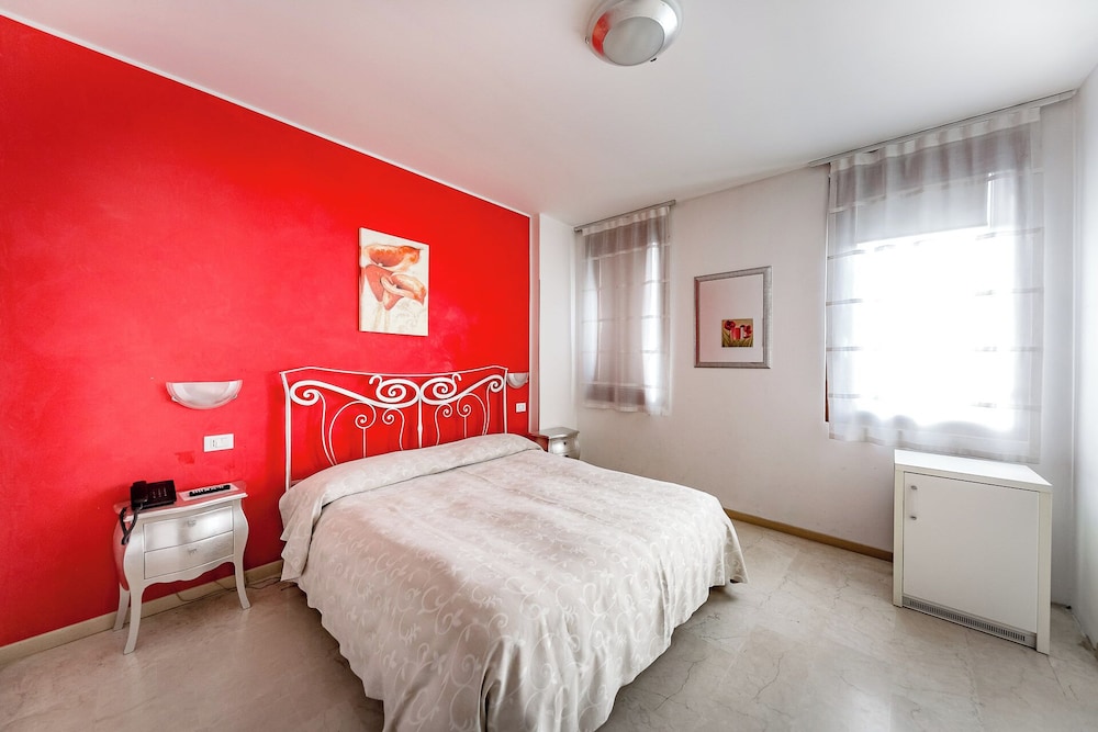 STANDARD, DOUBLE BED, CITY VIEW