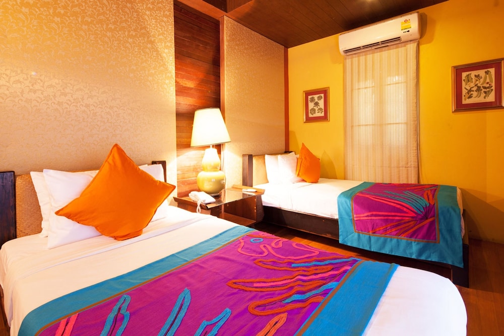 Zantiis Ndol Villas 30/66