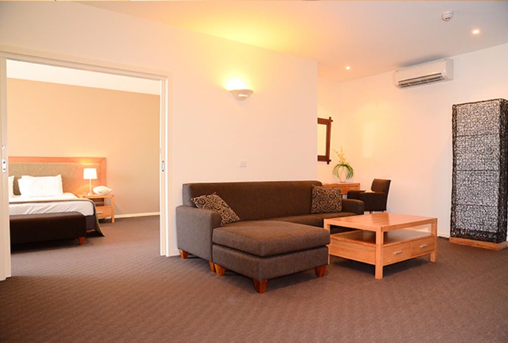 MORNINGTON HOTEL 25/45