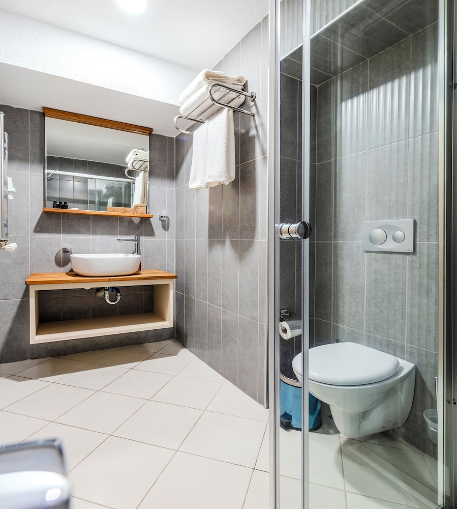 Roys Hotel & Suites 48/50