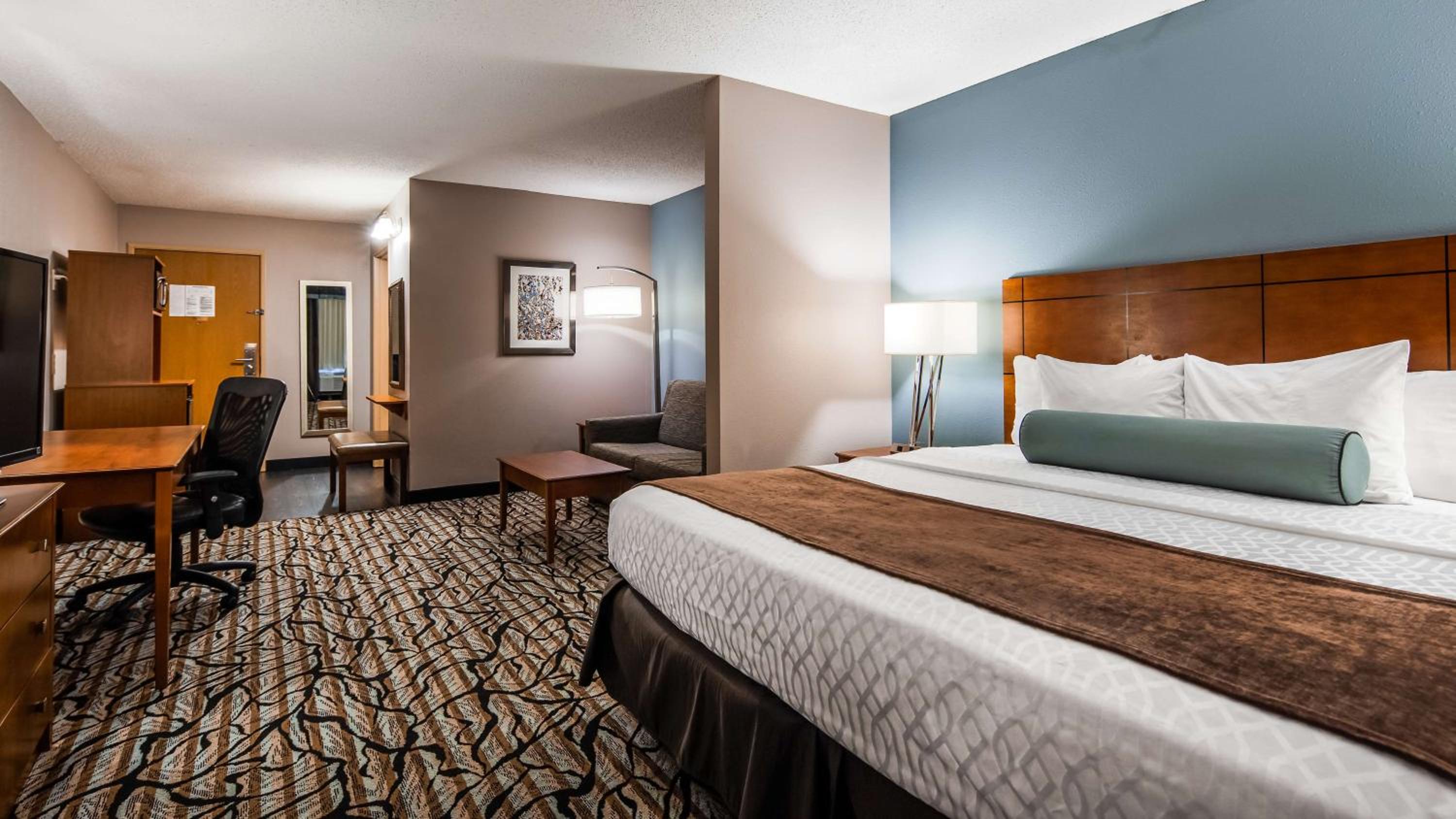 Suite, King Bed, Sofa, Bathtub, Accessible