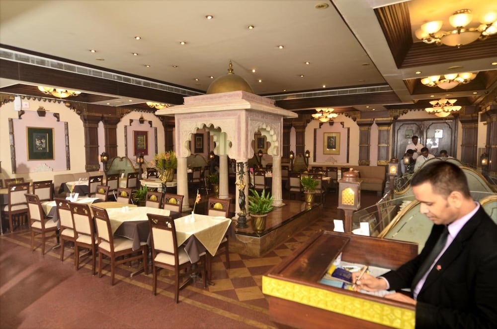 EMPIRES HOTEL 55/68